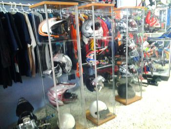 Vitrinas con cascos y equipación de moto