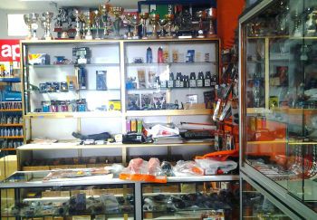 Mostrador y tienda de recambios y accesorios de Dual Motos